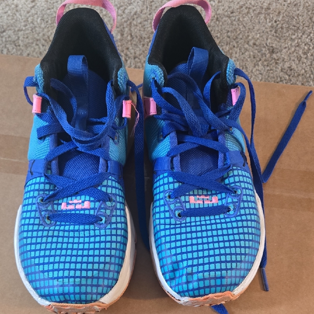 Nike LEBRON Witness 7 Basketball Shoes 5Y